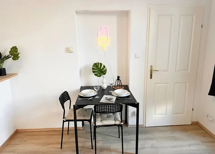 Апартаменты 2 Spacious & Modern Industrial Loft At Westbahnhof - Next To Metro - Smart Beamer, Netflix & Long Friendly