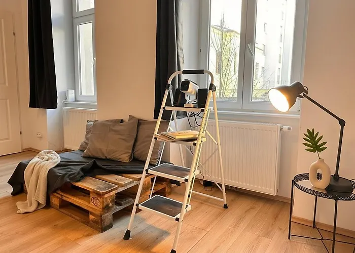 2 Spacious & Modern Industrial Loft At Westbahnhof - Next To Metro - Smart Beamer, Netflix & Long Friendly