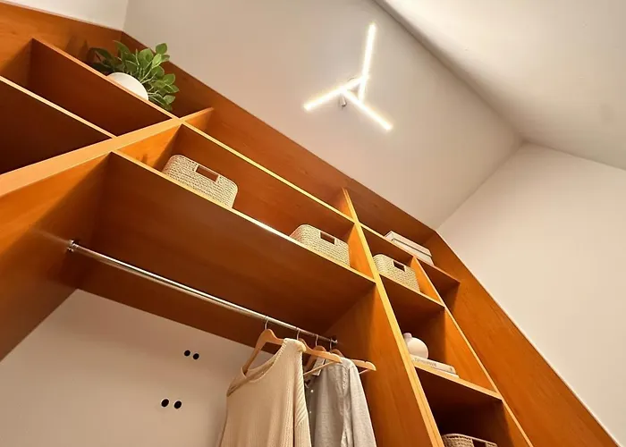 2 Spacious & Modern Industrial Loft At Westbahnhof - Next To Metro - Smart Beamer, Netflix & Long Friendly *