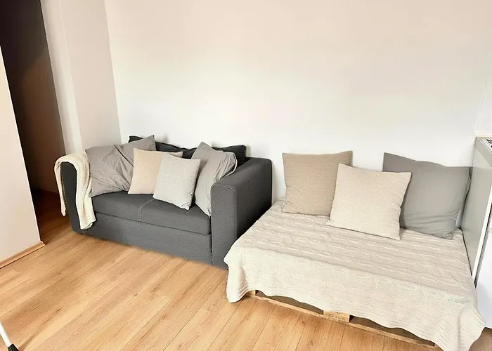2 Spacious & Modern Industrial Loft At Westbahnhof - Next To Metro - Smart Beamer, Netflix & Long Friendly